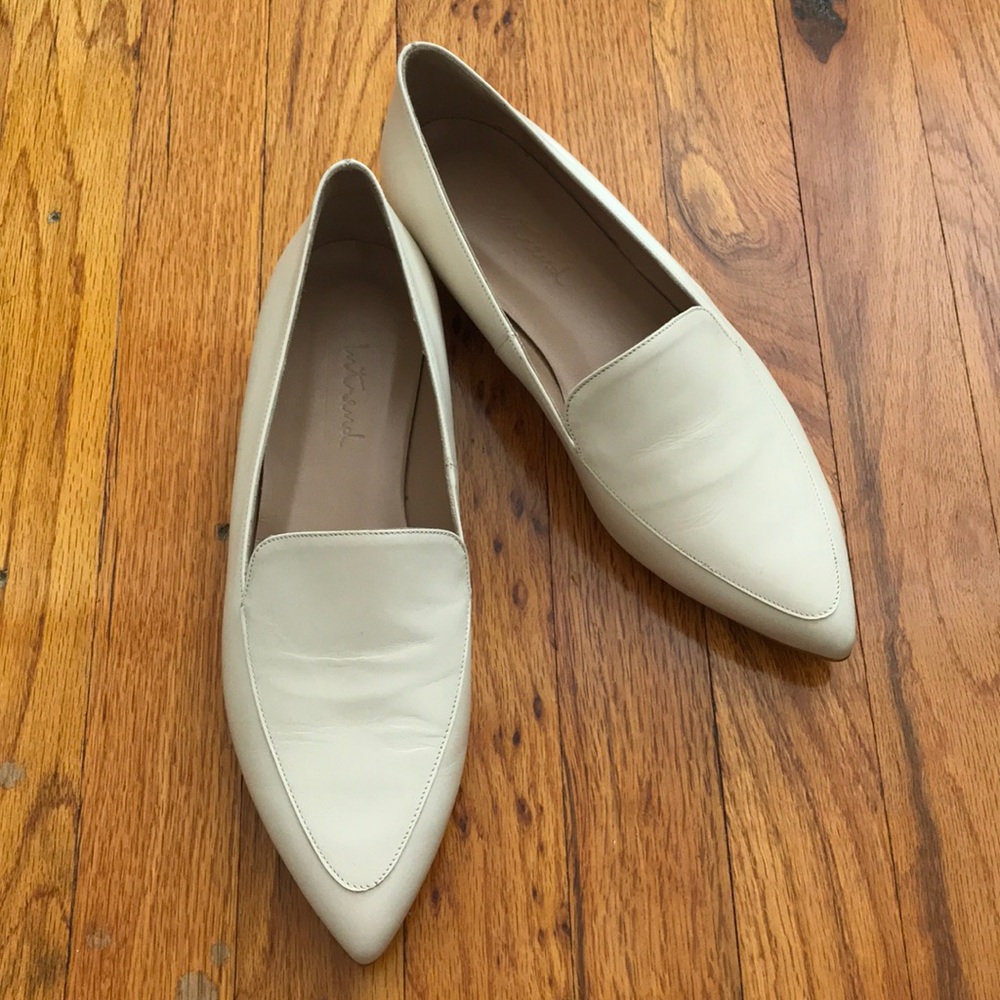 Flat shoes by Intrend